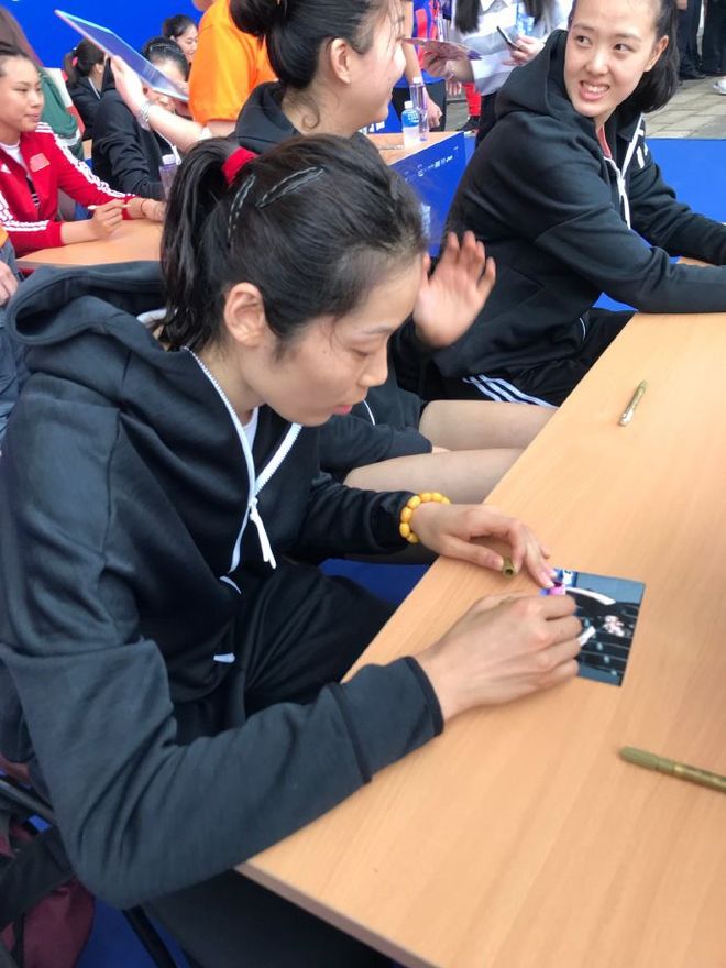 瓦伦西亚训练开放日,集结日篮板制胜引欢呼,足总杯在即,医务组通报恢复(皇马vs瓦伦西亚直播) 瓦伦西亚训练开放日,集结日篮板制胜引欢呼,足总杯在即,医务组通报恢复(皇马vs瓦伦西亚直播)