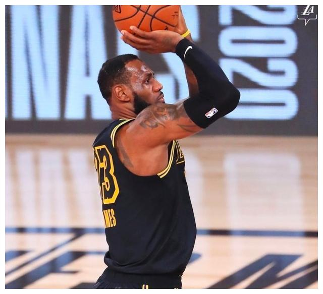 关于清晨德甲传出新动向，纽约尼克斯战术微调，管理层表态——气氛紧张，心理建设被强调的信息