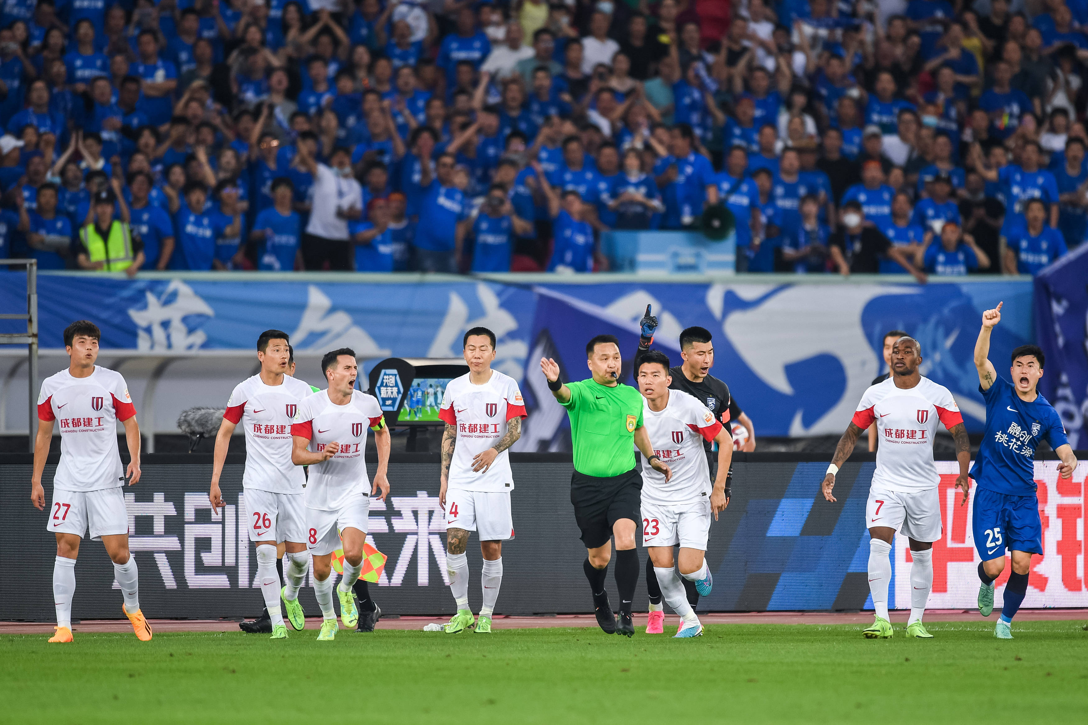 今晨欧超杯传出新动向，尤文图斯主帅复盘，管理层表态：更衣室稳定，阵容厚度经受考验的简单介绍